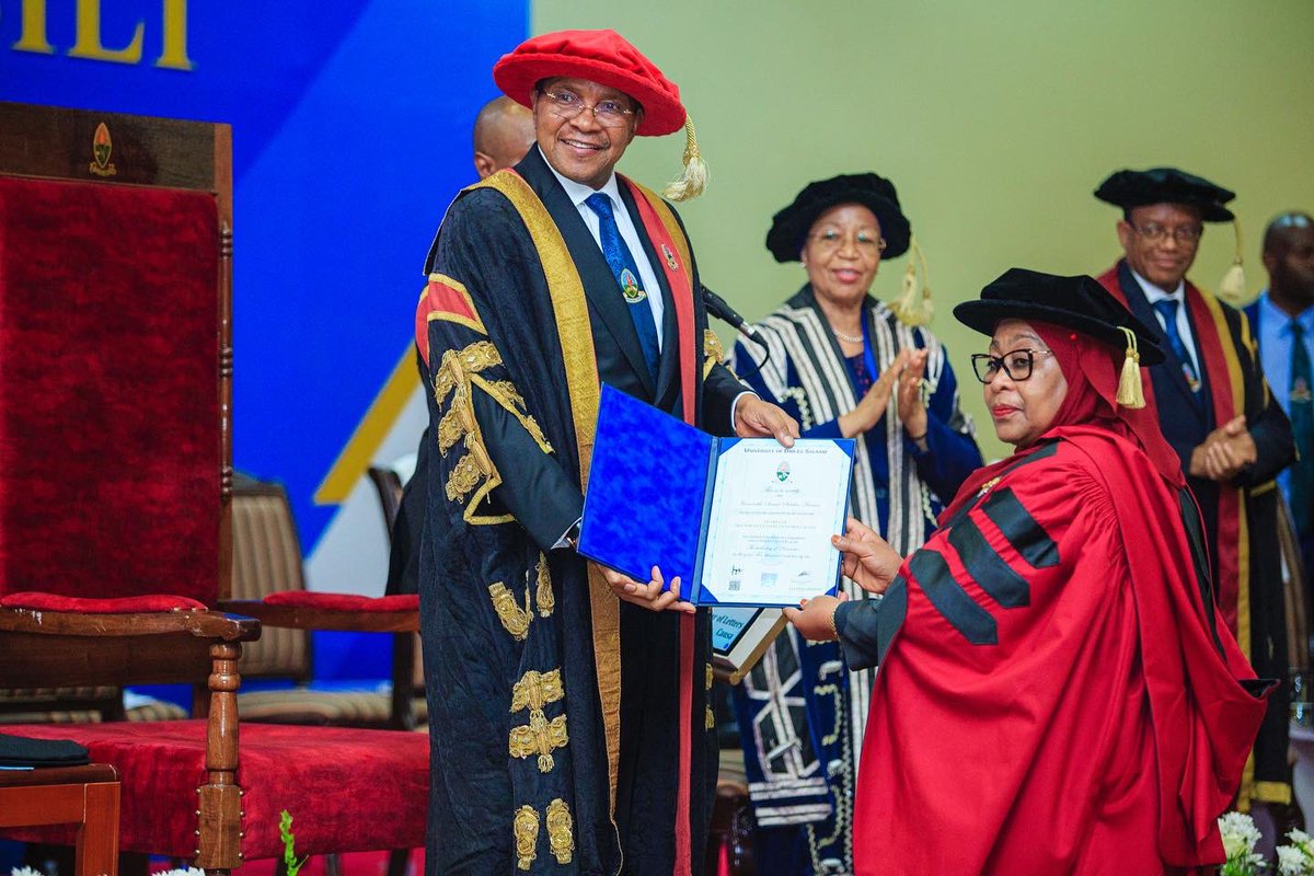 udsm_alumni's tweet image. Leo tarehe 30.11.2022 Katika mahafali ya 52 duru ya 5 ya UDSM, Mkuu wa Chuo Dkt @jmkikwete amemtunuku Rais wa Jamhuri ya Muungano wa Tanzania Mhe.Dkt. @SuluhuSamia Shahada ya Heshima ya Udaktari wa Fasihi, yaani Doctor of Letters- Honoris Causa ya Chuo Kikuu cha Dar es Salaam.