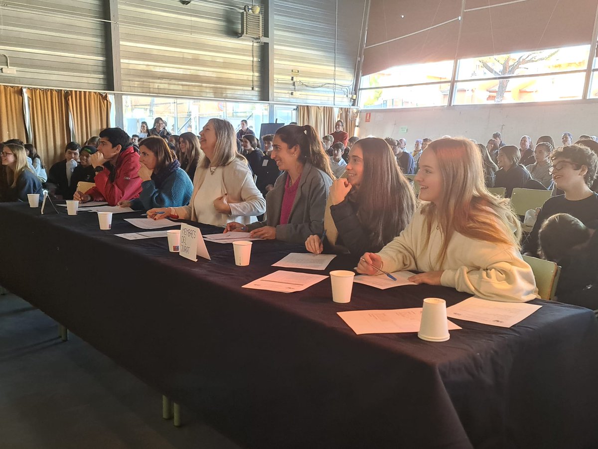 Quin gran jurat per la presentació del projecte Olímpics! La regidora de Cultura, dos esportistes d'elit (uns exalumna i un profe actual), dos profes de Visual i plàstica i dues representants de les guanyadores del curs passat. Gràcies! <a href="/Nuria_GM3/">Núria Garcia</a> <a href="/julia_pons/">Júlia Pons</a> i a tot el jurat!