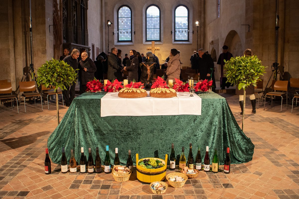 LexVinum's tweet photo. 🙏"Was zu tun war, ist getan, o Herr. Wir haben unsere Weinberge beackert und bepflanzt. Wir haben die Reben geschnitten, gehegt und gepflegt. Wir durften ernten, was zu wachsen ließest." - #Erntedankfeier `22 der #Rheingauer Winzer in Kloster Eberbach 🍞🍇✝️ https://t.co/gzXY8q3QoY
