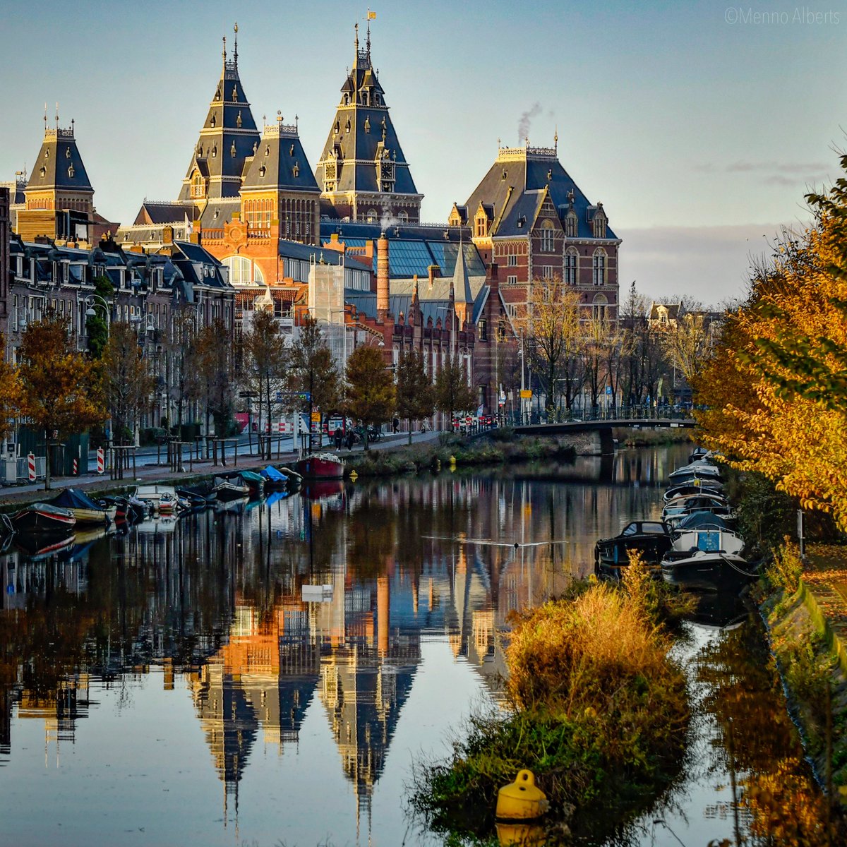 AmsterdamNL's tweet photo. Mokum, wat staat de herfst je toch goed 😍🍂.

Deel jouw mooiste herfstfoto in de comments 👇.

📸: Menno Alberts https://t.co/zhagraUwxc