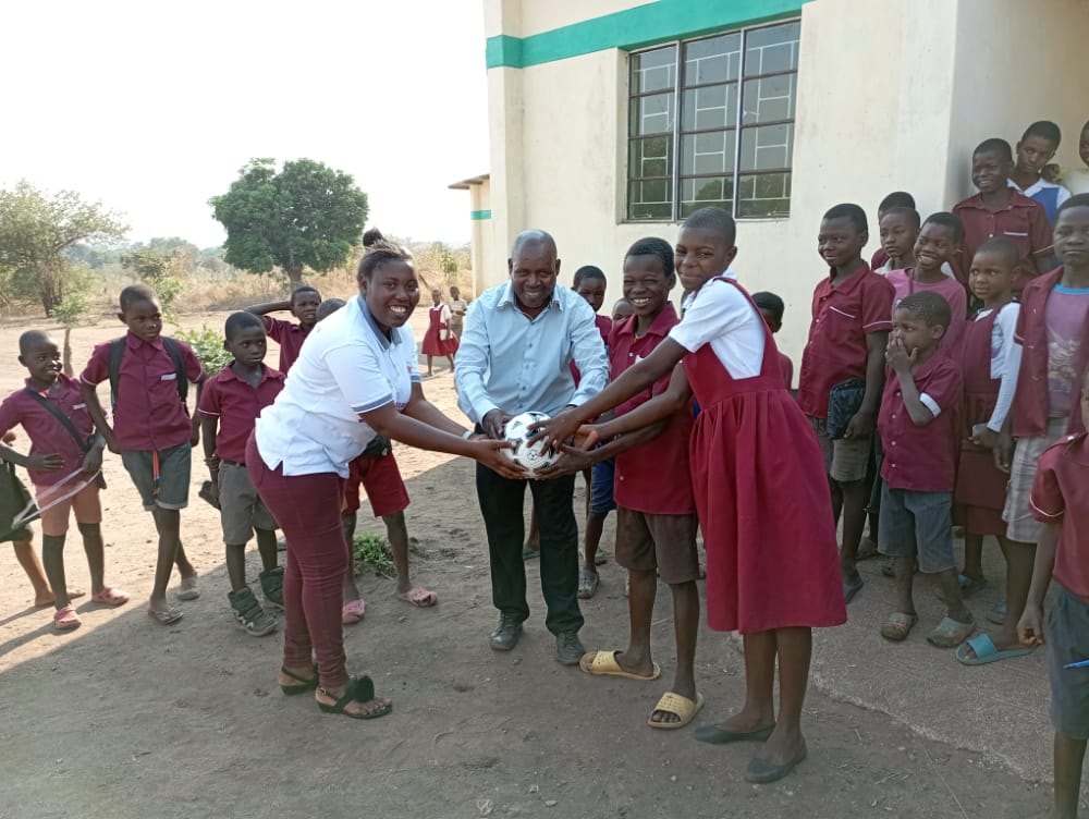 Des nouvelles de notre école à Balaka (Malawi), où les enfants disposent désormais de ballons neufs pour jouer au foot. Ces sourires font plaisir à voir 😀 🙌🏾 @ONGPartenaires