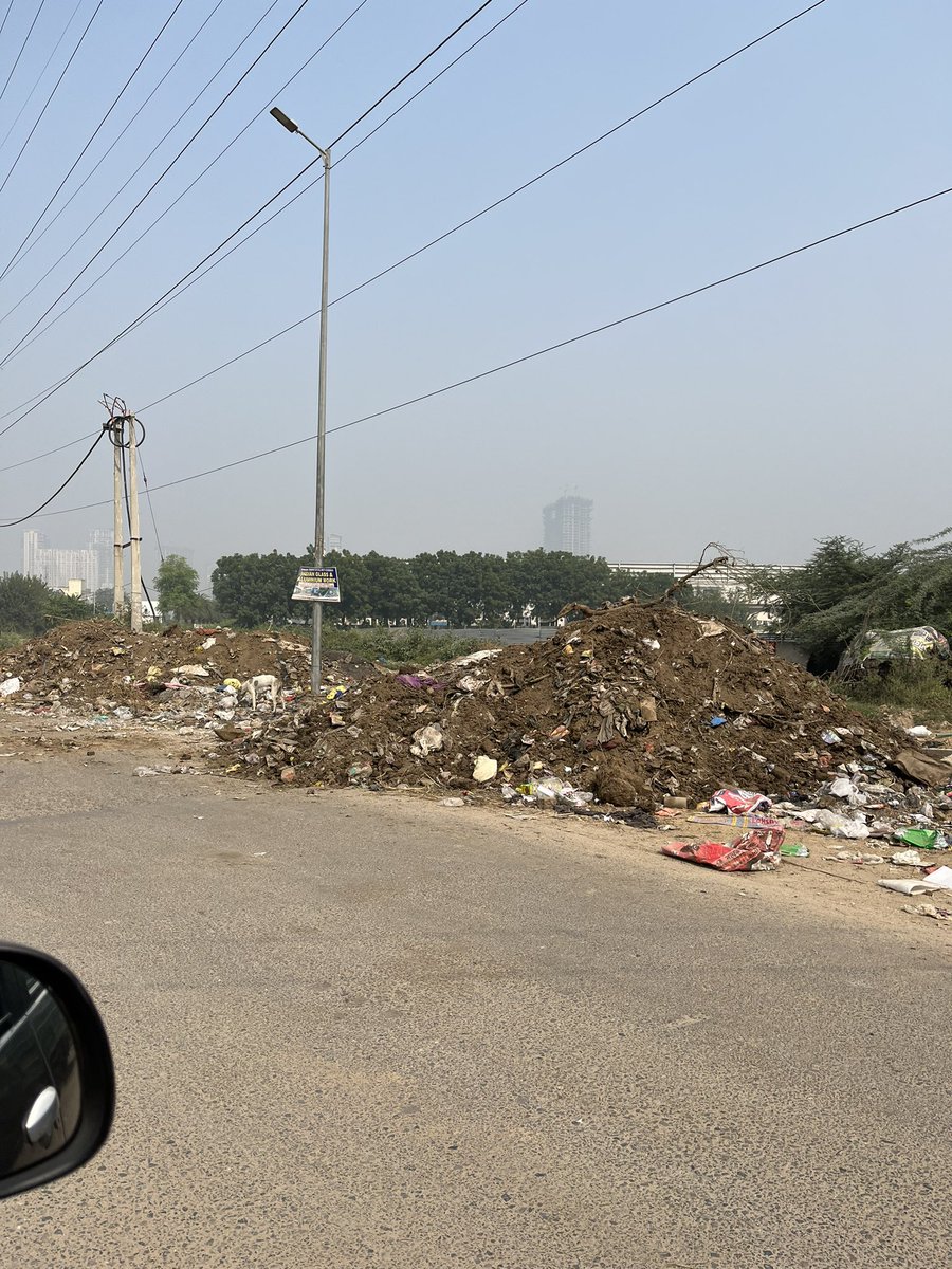 kawalksonii's tweet photo. The dump is still there. Who will get this trash removed? DAY 4. @MunCorpGurugram @cmohry how difficult is it for such a huge agency to get this job done? https://t.co/wqVJeHDUfO