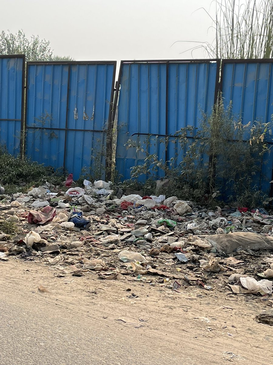 kawalksonii's tweet photo. The dump is still there. Who will get this trash removed? DAY 4. @MunCorpGurugram @cmohry how difficult is it for such a huge agency to get this job done? https://t.co/wqVJeHDUfO