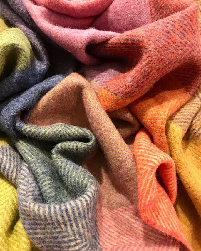 StoreFrankly's tweet photo. Ok so NOW it’s winter, how cold is it today?!
If you hate the cold as much as I do (and also live with someone who barely lets you have the heating on….. 🥶) you are going to be needing a good, warm blanket this year!
This blanket is super warm and woven in Yorkshire 🇬🇧 https://t.co/YcPyA3JcKk