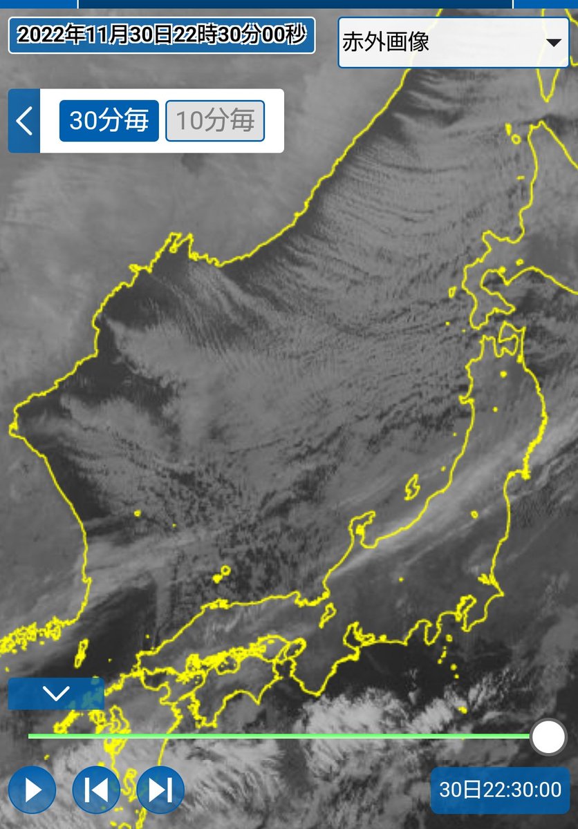 Winter_Monsoon's tweet photo. 【11月30日概況】1046hPaなう。オホーツク海で低気圧が発達して西高東低冬型の気圧配置、北日本へ強い寒気団の出陣じゃ！筋状雲列部隊びっしりの日本海は久々じゃ、冬が始まるぞい！ https://t.co/hwcEKXkX6b