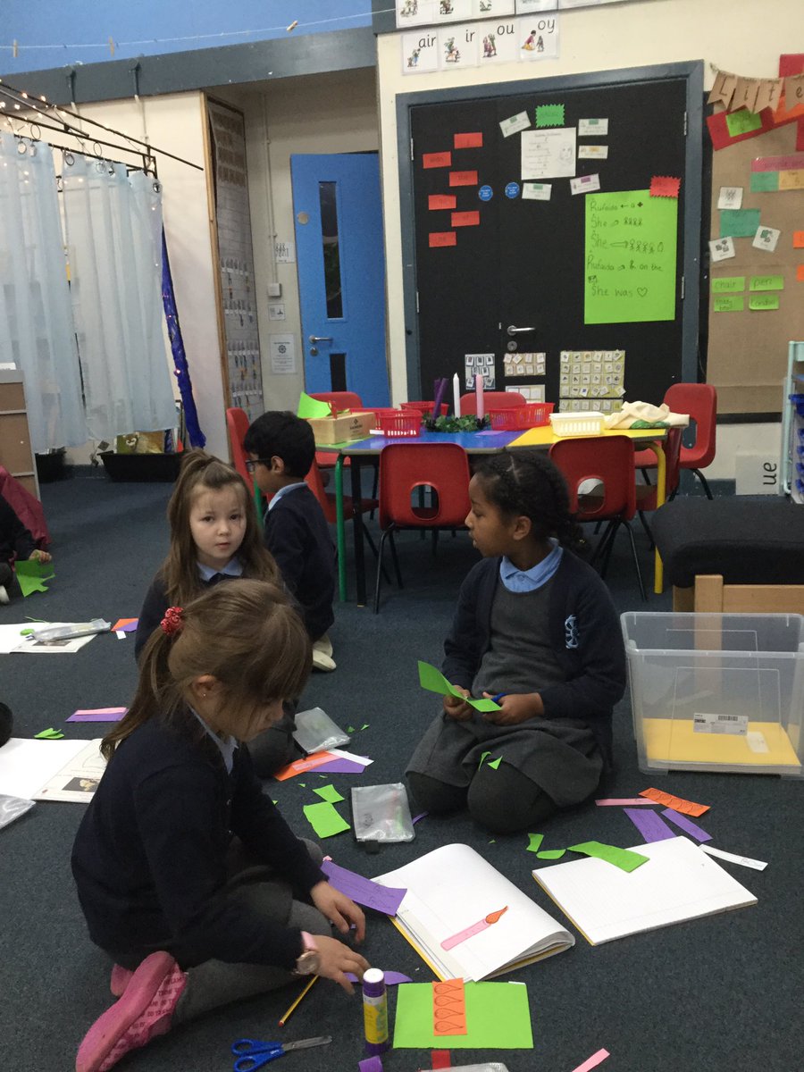 STC_3EB's tweet photo. Yesterday we made our own advent wreaths. We learnt that the first candles represents #hope and the wreath is green to show God’s never ending love. #RE #advent #hope #lightonecandle https://t.co/Id3w0x4A5D