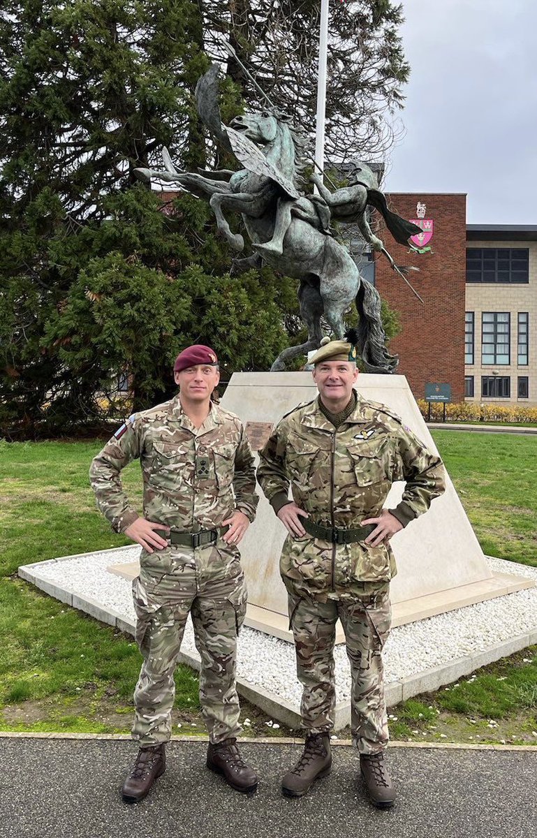 16AirAssltBCT's tweet photo. Great to welcome former 16X commander Lt Gen Nick Borton back to Merville Barracks in his current role as @COM_ARRC to discuss the challenges of maintaining troops at very high readiness, reflecting on shared but different experiences of #OpPitting.

#GlobalResponseForce https://t.co/GhKPyxQtgO