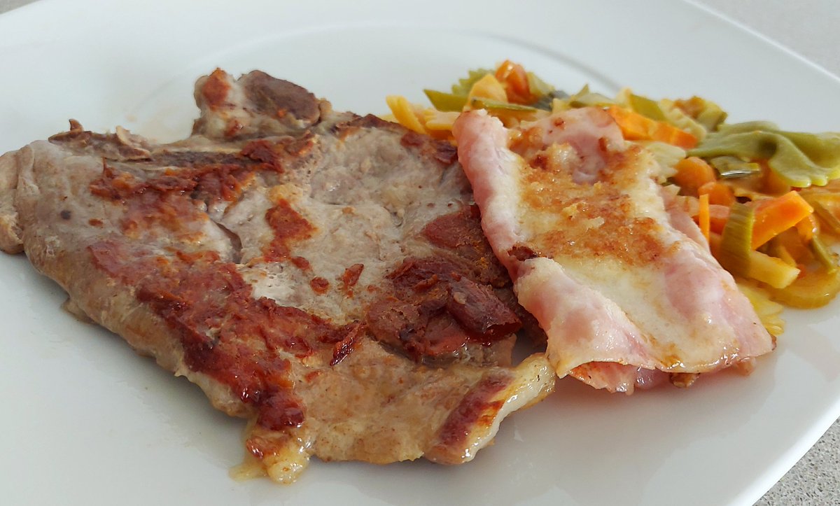 comocomodiadia's tweet photo. #chuletadecerdo #alaplancha, librito de #jamonyork con #queso y #verduras #salteadas con #farfalle... #guisoyo #comocomodiadia https://t.co/143Jym0n0X