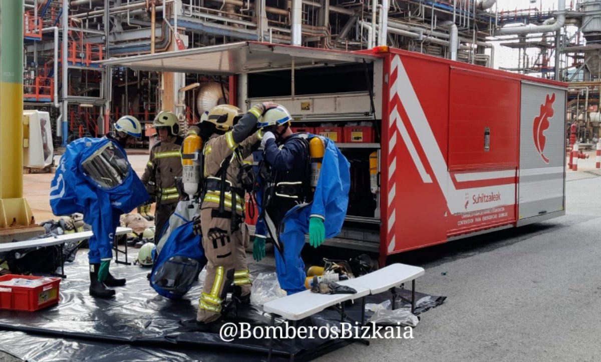BomberosBizkaia's tweet photo. Hoy hemos realizado un simulacro de siniestro, fuga de acido, en las instalaciones de @Petronor_Info
Trabajo conjunto con sus equipos de intervención y también uso del material de ambos servicios 👌👌👍#Bomberos #NBQR https://t.co/dzmh01yrX3