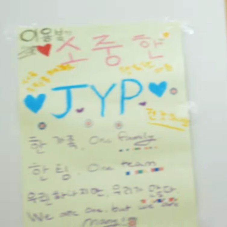 teamnyaSKIA's tweet photo. ternyata Divisi 1 masih nempelin tulisan Felix yg dibikin di vlive bulan Januari 2020 di dinding kantornya😭😭

@Stray_Kids
©_franandrea🦕 https://t.co/9NMVYj6UBc