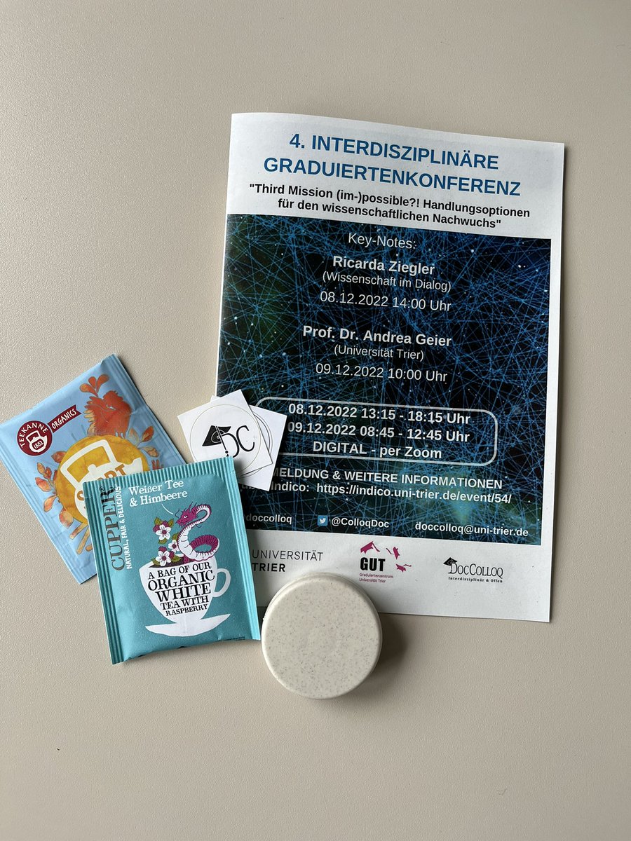 JojoWeis's tweet photo. Eben kam ein kleines Päckchen von @ColloqDoc @TrierUni an, über das ich mich sehr freue. 🤩 Die Kolleg*innen, mit denen ich im Sommer über #OpenPeerReview sprechen durfte, haben ein sehr vielversprechendes Programm zusammengestellt. Mehr Infos: https://t.co/9Gl4ZyMisZ https://t.co/0L7YvVhEA4
