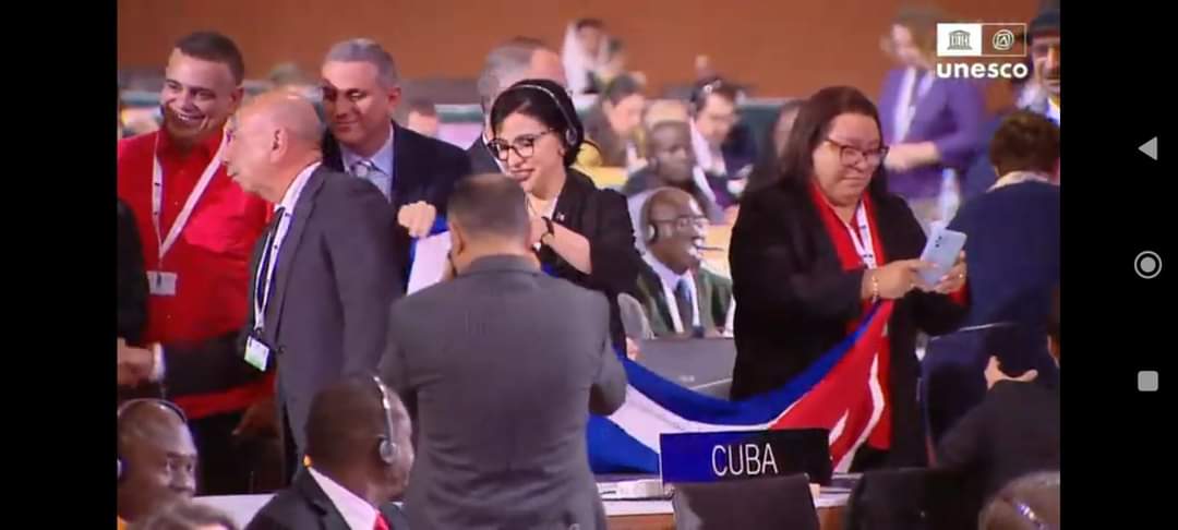 ManuelSobrinoM's tweet photo. #Cuba levanta una vez más su voz al mundo tras ser declarados Patrimonio Cultural Inmaterial de la Humanidad por la #UNESCO, los saberes de los Maestros del Ron Ligero Cubano. Digno reconocimiento de tradición y compromiso revolucionario de que #SíSePuede https://t.co/4AJEIaNWAz
