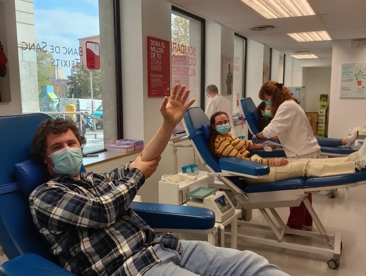 DelegESEIAAT's tweet photo. Aquest matí un grup d'estudiants de l'ESEIAAT ha anat a donar sang al Banc de Sang i Teixits de Terrassa.
Des de la Delegació animem a tots els i les joves del campus a anar-hi per solidaritat i consciència.
És molt important que els bancs de sang estiguin plens!
#DonaSang https://t.co/SaHXHvxGBy