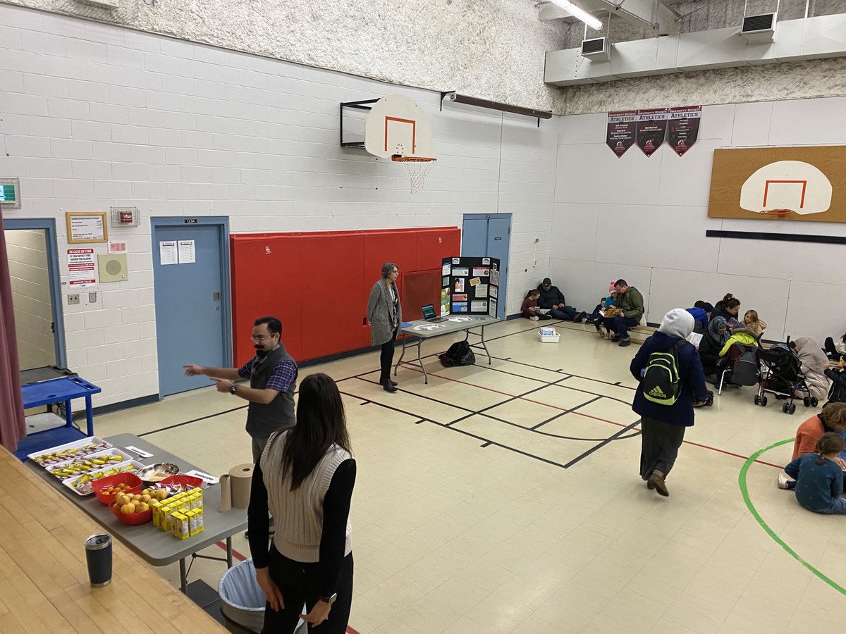 Books for breakfast! What a great turnout on this wet, rainy day 😃📚 ⁦<a href="/TeacherKRoselle/">Kimberly Roselle and @UHlibraryLC</a>⁩ ⁦@UniversityHeig1⁩ @ and thanks for joining us ⁦<a href="/MLHealthUnit/">MLHealthUnit</a>⁩