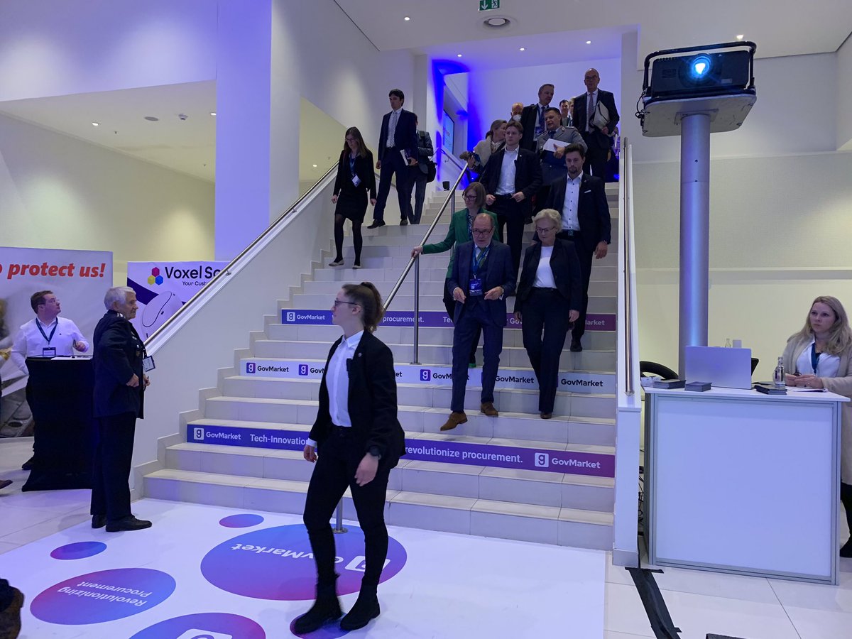 Verteidigungsministerin Christine Lambrecht trifft auf der Berlin Security Conference ein. Begleitet von <a href="/ProllUwe/">Uwe Proll</a> und <a href="/EChProll/">Dr. Eva-Charlotte Proll</a> bei der #BSC22