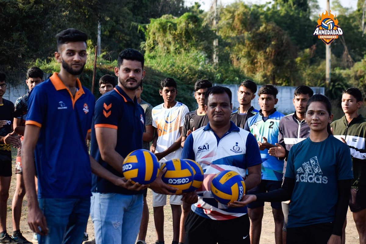 Amd_Defenders's tweet photo. Hercules Harsh Chaudhary & Parth Patel gave 🏐 to their school coach as a token of love and appreciation for the role he has played in shaping their volleyball career ❤️
#Ahmedabaddefenders #Damdaardefenders #RuPayPrimeVolley #HarshChaudhary #ParthPatel @PrimeVolley https://t.co/iOpItCxtgj