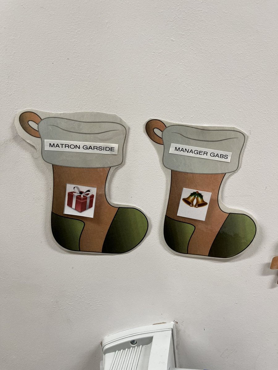 Missgablamb's tweet image. Its beginning to look a lot like CHRISTMAS on WARD 18. #chft 🎁🎄🎅🤶