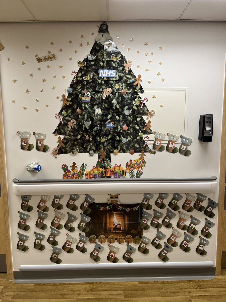 Missgablamb's tweet image. Its beginning to look a lot like CHRISTMAS on WARD 18. #chft 🎁🎄🎅🤶