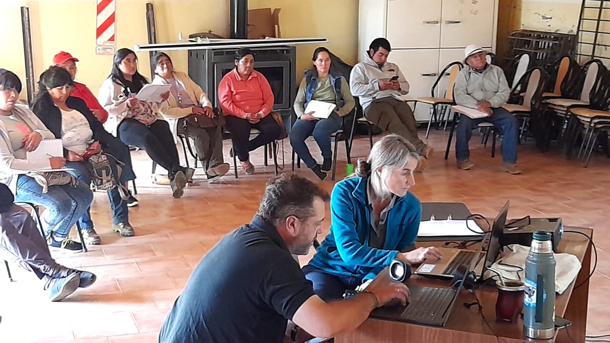 subsecprodnqn's tweet photo. Productores y productoras del dpto Aluminé que trabajan bajo protocolo #PROLANA, participaron ayer de una reunión de pre-venta estableciendo acuerdos para el precio final a ofrecer. Ya hay una Cooperativa lanera interesada en este producto de calidad.
@AmaliaSapag @FLR_NQN https://t.co/zm36NJqKwg