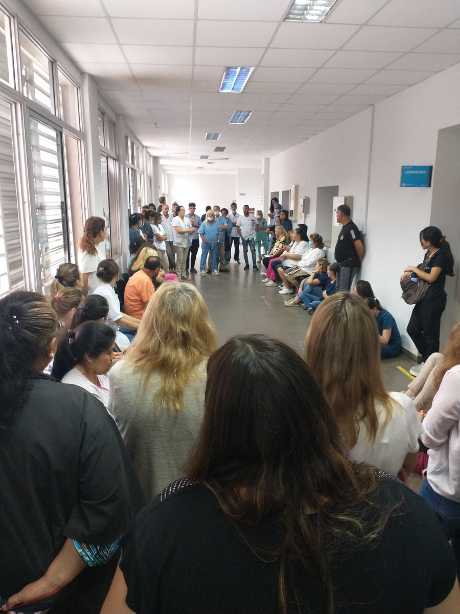 MedicosCivil's tweet photo. #cordoba
#SaludEnCrisis

Continuamos en Lucha por salarios dignos!!

Hoy asambleas en los Hospitales de Córdoba! 

01/12 
Paro y Movilización
#saludcbaunida https://t.co/qNRwai90RN