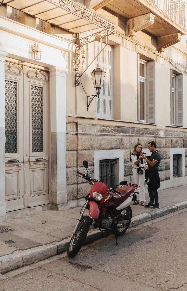 annvisuals's tweet photo. The lovely streets of Athens. 🇬🇷 
#streetphotohraphy #Athens #greece https://t.co/WmvAvlSb5S