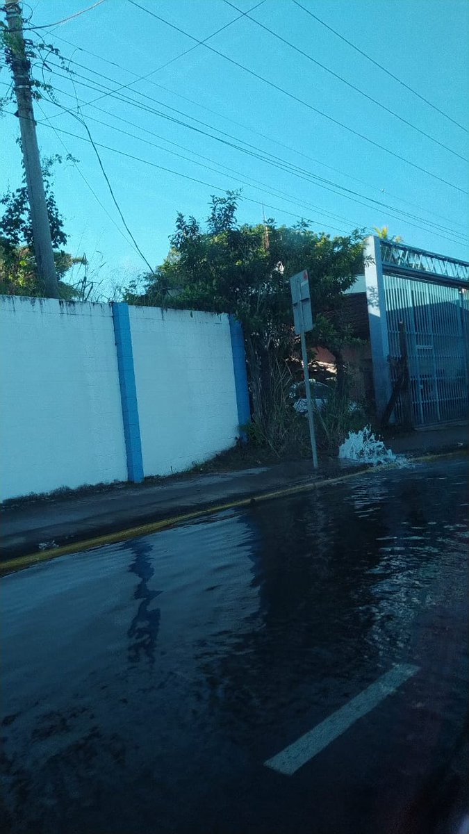 Xiomy_sol's tweet photo. @ANDASV  se reporta fuga de agua sobre bulevard del Ejército frente a unidad de bomberos Ilopango y Fuerza Aérea Salvadoreña, se solicita de sus buenos oficios. https://t.co/hEmzdmedWM