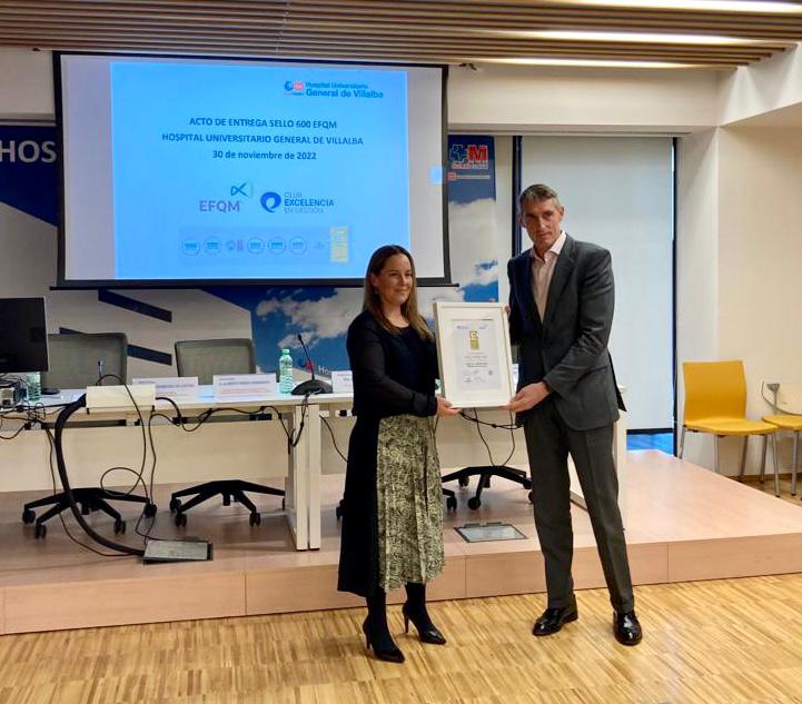 Hosp_Villalba's tweet photo. Susana Fábregas, directora de Desarrollo de Servicios en @Club_Excelencia, ha entregado el sello EFQM 600+ al gerente de nuestro hospital, Juan Antonio Álvaro de la Parra https://t.co/lM0Wdr5HNl