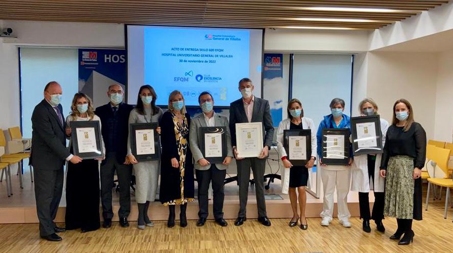 Susana Fábregas, directora de Desarrollo de Servicios en <a href="/Club_Excelencia/">ClubExcelencia-CEG</a>, ha entregado el sello EFQM 600+ al gerente de nuestro hospital, Juan Antonio Álvaro de la Parra