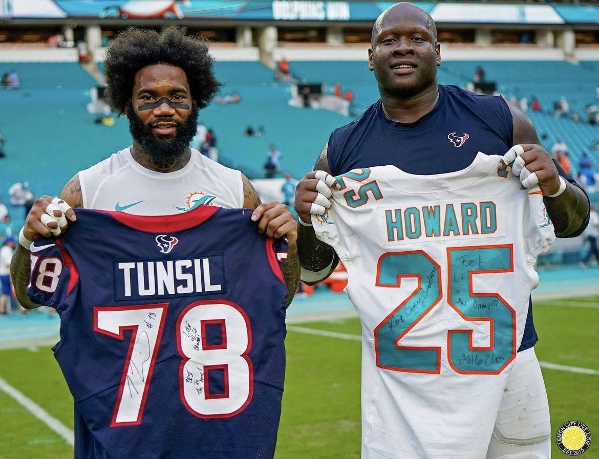 PhinsversoBr's tweet photo. Essa foto Γ© pesada demais! π₯
As duas primeiras escolhas de Chris Grier como GM dos Dolphins: Laremy Tunsil e Xavien Howard. Dois dos melhores de suas posiΓ§Γ΅es. #2016Class https://t.co/vZ6nSAA4tv