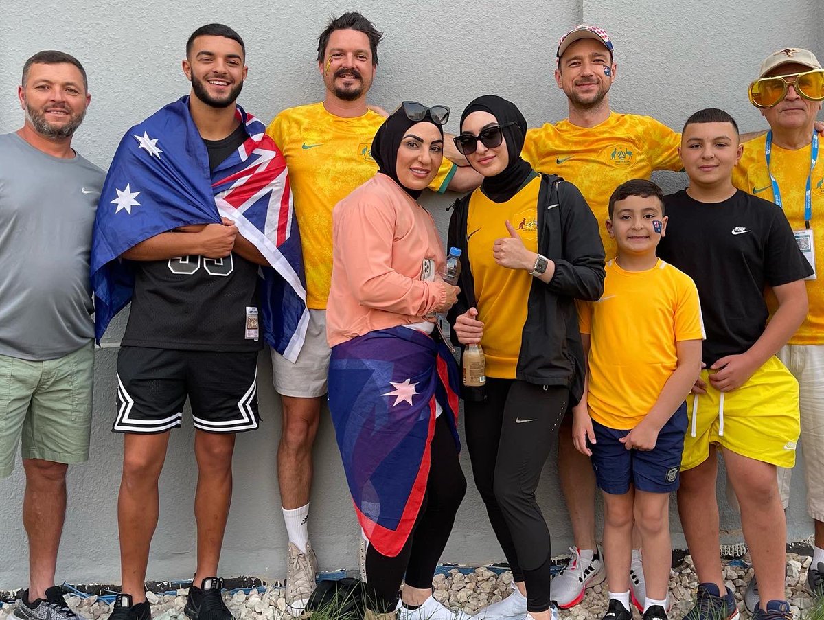m4k0w's tweet photo. Australia vs Denmark. A quick photo with some Australian Lebanese friends from Sydney. #اسبانيا_المانيا #QatarWorldCup2022 #Katar2022 #FIFAWorldCup2022 https://t.co/KR1OSggioD