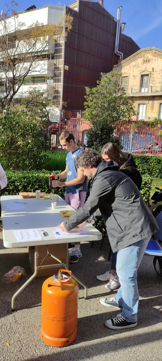 DelegESEIAAT's tweet photo. Gran èxit de la Xocolatada Solidària per La Marató! @la_marato Moltes gràcies a tothom qui ha col·laborat!💪🏽 https://t.co/DbntYa7YW9