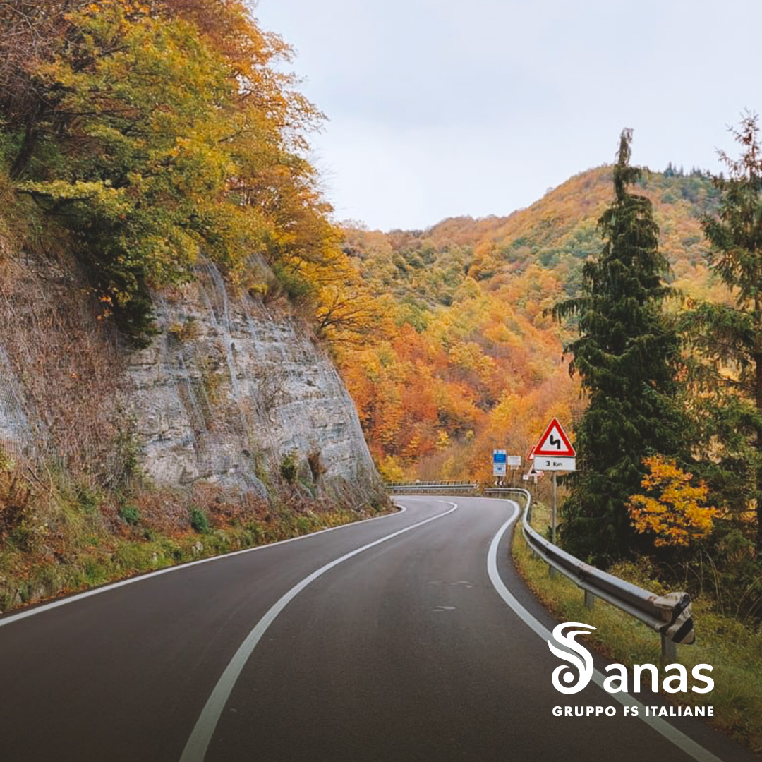StradeAnas's tweet photo. Uno scatto suggestivo della #SS67 "Tosco Romagnola", nel punto esatto in cui la competenza della strada passa dalla Struttura Territoriale #Anas Toscana alla Struttura Territoriale Anas Emilia Romagna. Sul tratto sono stati recentemente conclusi interventi di asfaltatura (FC). https://t.co/UZiOJ0nWqf
