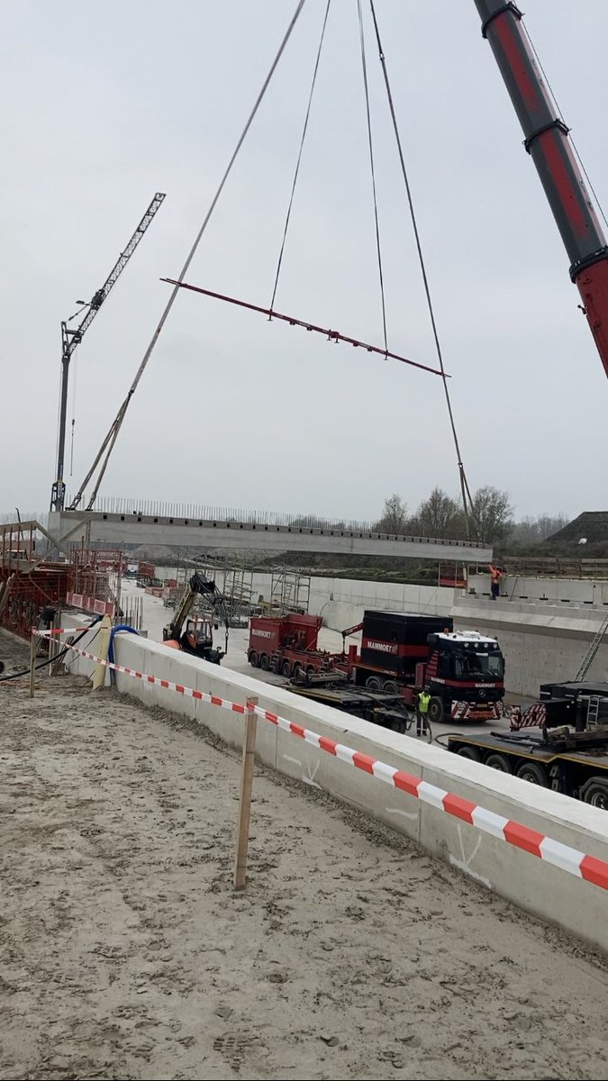 Hoe vaak leg je als stad nu een nieuwe Here- of Paterswoldseweg aan? De Meerstadlaan wordt net zoiets. Vandaag weer een nieuwe mijlpaal: intakelen van viaductdelen voor de Middelberterweg #meerstad @bureau_meerstad