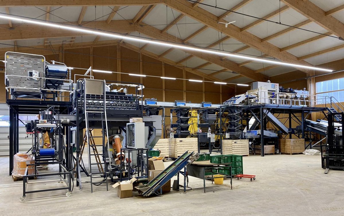 AllroundVP's tweet photo. We installed a new optical processing & packaging line for unwashed potatoes in southern Germany with our packing partner Upmann Verpackungsmaschinen
#Allroundvp #upmann #vegetables #potatoes #onions #vegetableprocessing #processing #processinglines #handlinginnovation https://t.co/KAjrEMwQaK