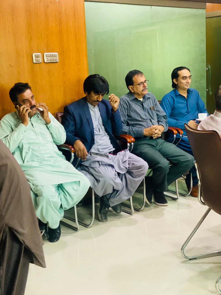 Dckofficial_'s tweet photo. ایڈمنسٹریٹر ضلع کونسل کراچی نور حسن جوکھیو چیف آفیسر ایاز حمید بلوچ کہ ہمراہ گڈاپ آفس میں علاقہ معززین سےان کے مسائل سن رہے ہیں
#Karachi #KarachiWorks #karachidevelopments https://t.co/TmqdeYvPxp