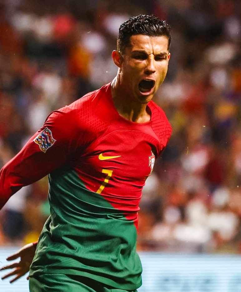 FOS's tweet photo. Cristiano Ronaldo is “close” to signing a deal with Saudi Arabian club Al Nassr worth $207.3 million PER YEAR, per @marca.

Over 2.5 years, it’d be the highest AAV of any athlete's contract ever — topping Messi's previous record by nearly $40 million. https://t.co/Fw9A7uib1l