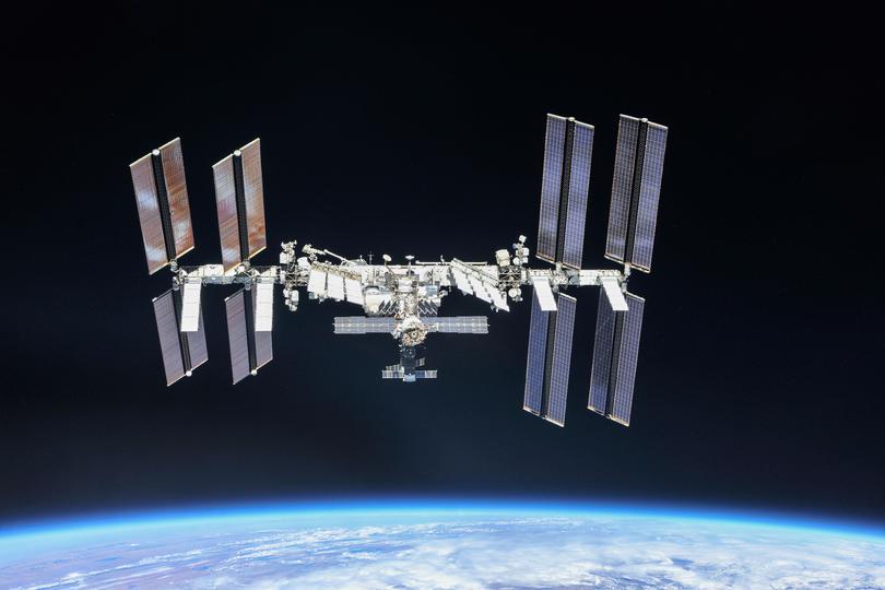katlinegrey's tweet photo. An ISS orbit correction maneuver (in preparation for the departure of Soyuz MS-22 and arrival of Soyuz MS-23) was performed today at 12:25 UTC, using the #ProgressMS20 engines. The engines fired for 712.5 seconds and increased the station's orbit altitude for 2.1 km. https://t.co/0phTVp6nAC