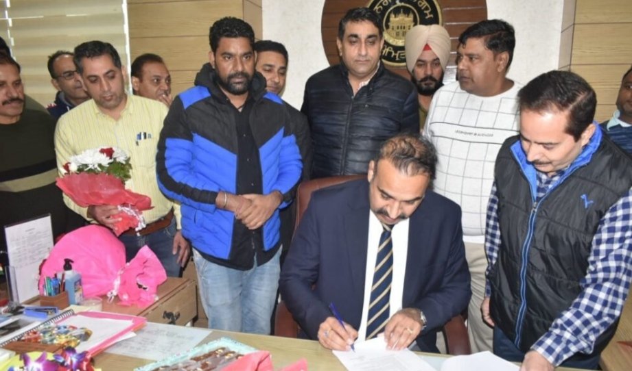 mcasrofficial's tweet photo. Sh.Sandeep Rishi Ji took charge as new Commissioner, said will work double than before.
#MCasr
#tookcharge
#corporationcommissioner https://t.co/uJQ7PIhBPr