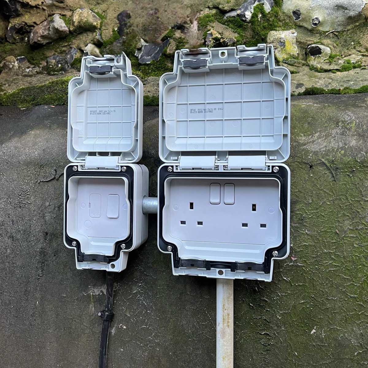 HoganElec's tweet photo. Outdoor Lighting and Socket Replacements 🌲💡 https://t.co/Y6TgkDZEki