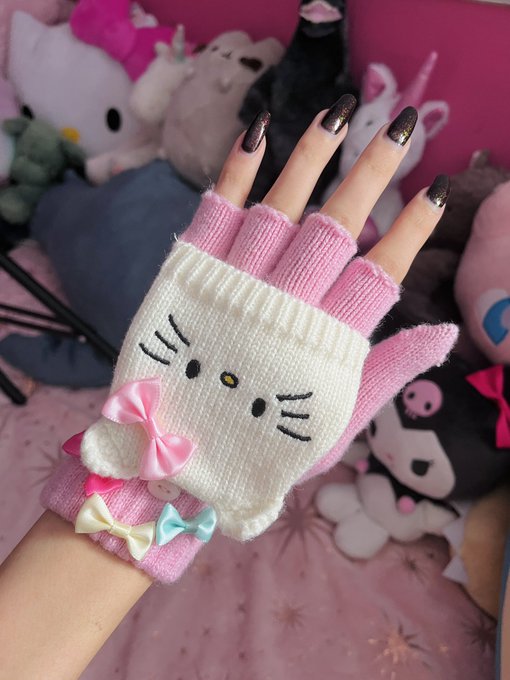 my hello kitty sockies and mittens :3 https://t.co/Vf2r2rkxEt