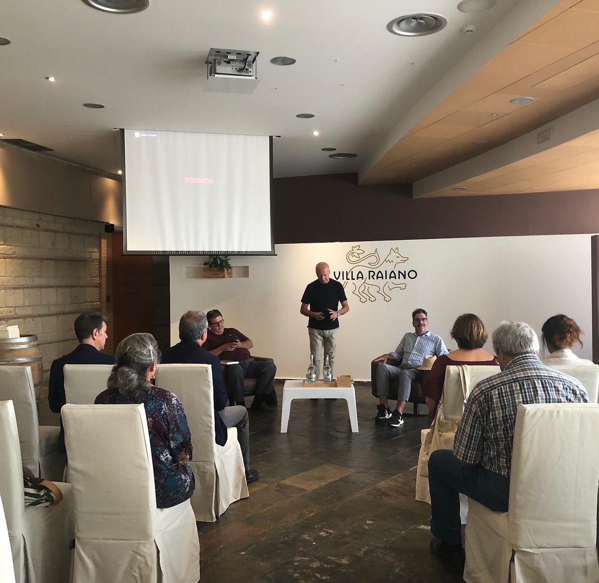 A beautiful page in Campania Stories 2022 with the American writer Robert Camuto and his book " Altrove a Sud. Il vino, il cibo, l’anima dell’Italia" (South of Somewhere: Wine, Food, and the Soul of Italy) presented at the Irpinia winery Villa Raiano