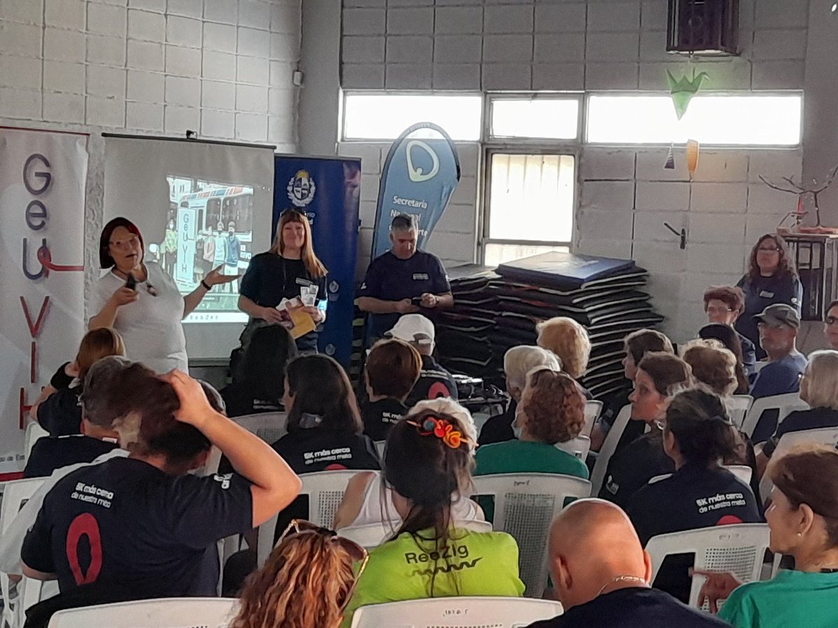 ReneeDiverio's tweet image. Hoy en actividad de sensibilización previo al Día Mundial de Sida con @sndpy @JoseLuisBringa @luispierri6 @geuvih @keiretsubiz @midesuy,@DanielOlmosInz2, muy buena concurrencia,y excelente onda de los participantes 👏👏😊🇺🇾