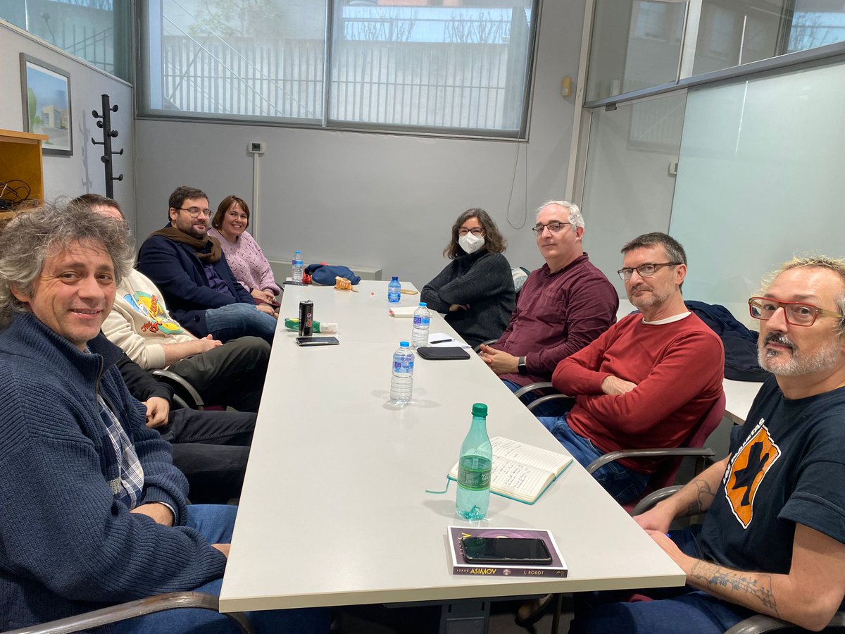 BibliotecaCN's tweet photo. En marxa la segona sessió del club de lectura de Ciència-ficció a la #BRGF , comentant el llibre "Jo, robot" d' Isaac Asimov 🤖 https://t.co/MeRzqysrsi