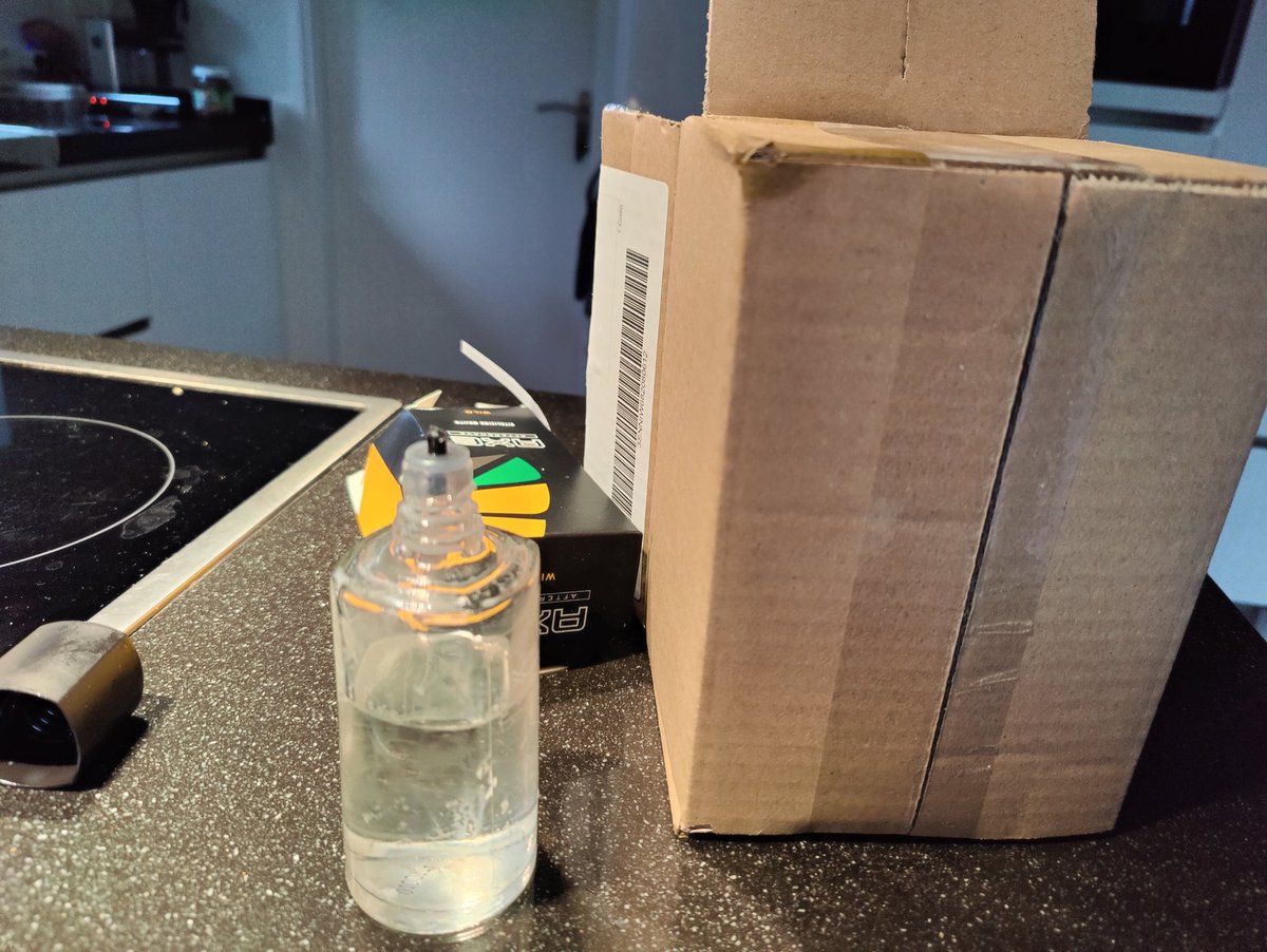 markboerrigter's tweet photo. @bol_com product (glas, aftershave) komt beschadigd binnen, kan het niet terugsturen dus
 Hoe kan ik het geld terug krijgen of een nieuwe ontvangen? https://t.co/Qbi1T8gVMO