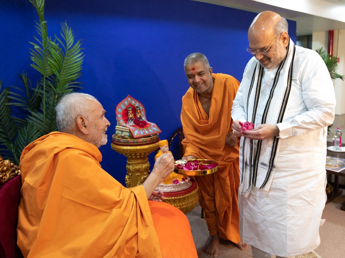 BAPS's tweet photo. Shri Amit Shah, Union Home Minister, received the special blessings of HH Mahant Swami Maharaj for the peace, progress and welfare of the nation and all its people - for a Strong India and One India.
#MahantSwami @amitshah @amitshahoffice #PSM100 https://t.co/yKCZXjD9jp