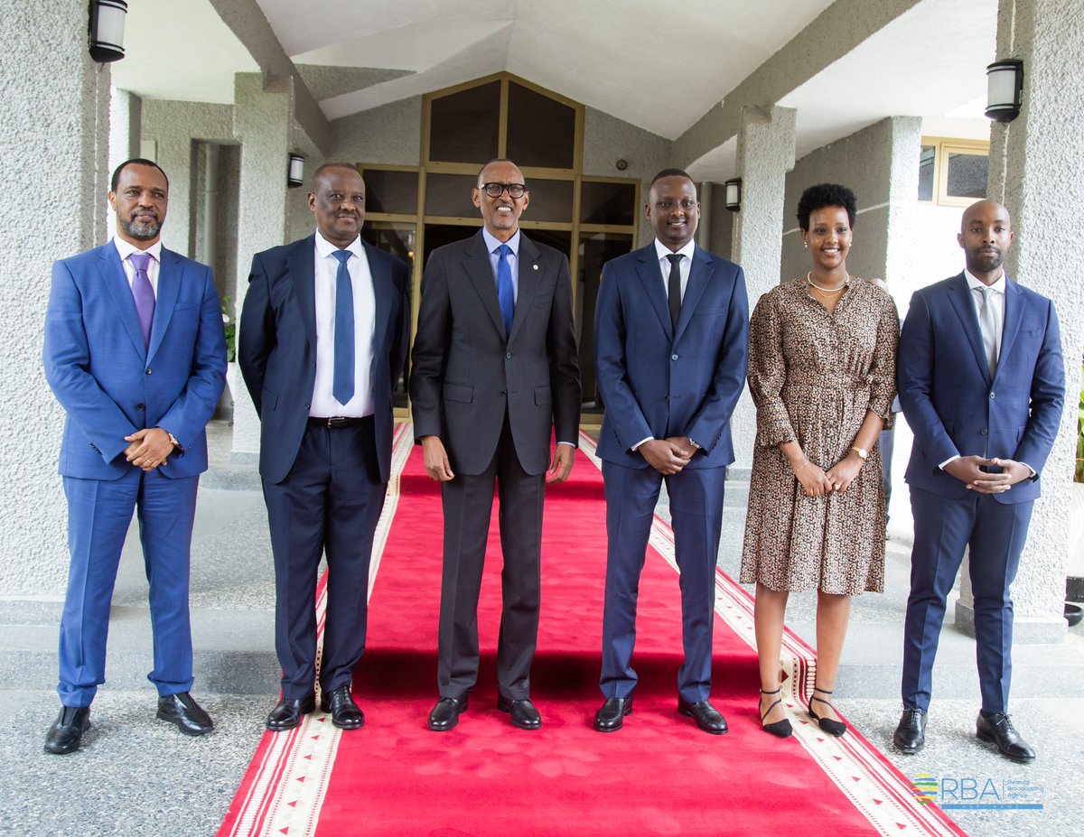 rbarwanda's tweet photo. 📸AMAFOTO📸

Kuri uyu wa Gatatu, Perezida Kagame yakiriye indahiro za Dr Nsanzimana Sabin, Minisitiri w'Ubuzima na Dr Butera Yvan, Umunyamabanga wa Leta muri Minisiteri y'Ubuzima. #RBAAmakuru
📸: @FILSIMAGES https://t.co/te1JFzsQMv