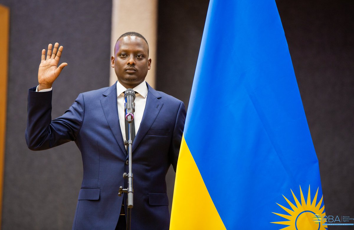 rbarwanda's tweet photo. 📸AMAFOTO📸

Kuri uyu wa Gatatu, Perezida Kagame yakiriye indahiro za Dr Nsanzimana Sabin, Minisitiri w'Ubuzima na Dr Butera Yvan, Umunyamabanga wa Leta muri Minisiteri y'Ubuzima. #RBAAmakuru
📸: @FILSIMAGES https://t.co/te1JFzsQMv
