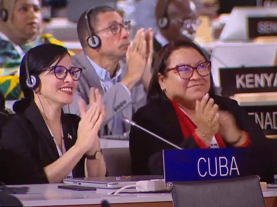 Desde Rabat, Marruecos, nos llega una feliz noticia: la UNESCO acaba de declarar a los saberes de los maestros del ron ligero como Patrimonio Cultural Inmaterial de la Humanidad. Felicitémonos todos: esta noticia es una fiesta para nuestra Cultura.