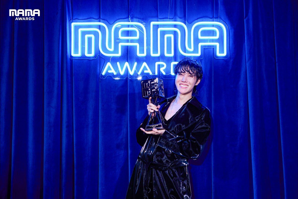 [#2022MAMA_Moment] Yogibo Artist of the Year & MAMA PLATINUM #bts Big congrats on winning at 2022 MAMA AWARDS!🏆 @bts_bighit👏👏 World’s No.1 K-POP Awards 2022 MAMA AWARDS #2022MAMA #MAMAAWARDS #2022MAMAAWARDS