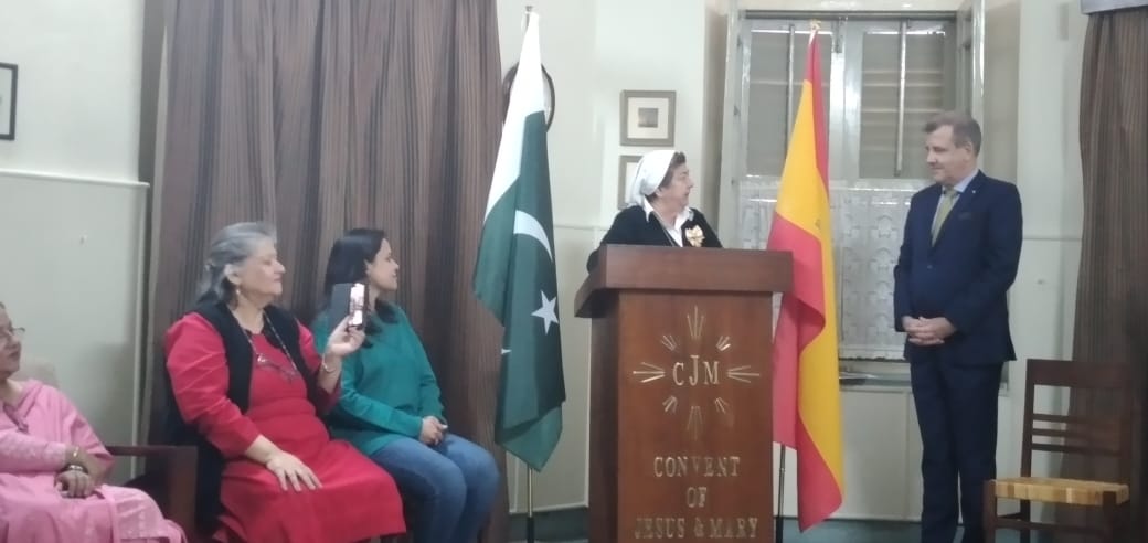 svilasanjuan's tweet photo. Mi prima Pilar Vila-San-Juan, religiosa del Jesús María en Lahore, ha recibido del embajador español la Cruz de Isabel la Católica. 25 años trabajando en Pakistán por los más desfavorecidos/as, en circunstancias muy difíciles.  ¡Bravo, Pilar! https://t.co/6yVe5VVAWZ